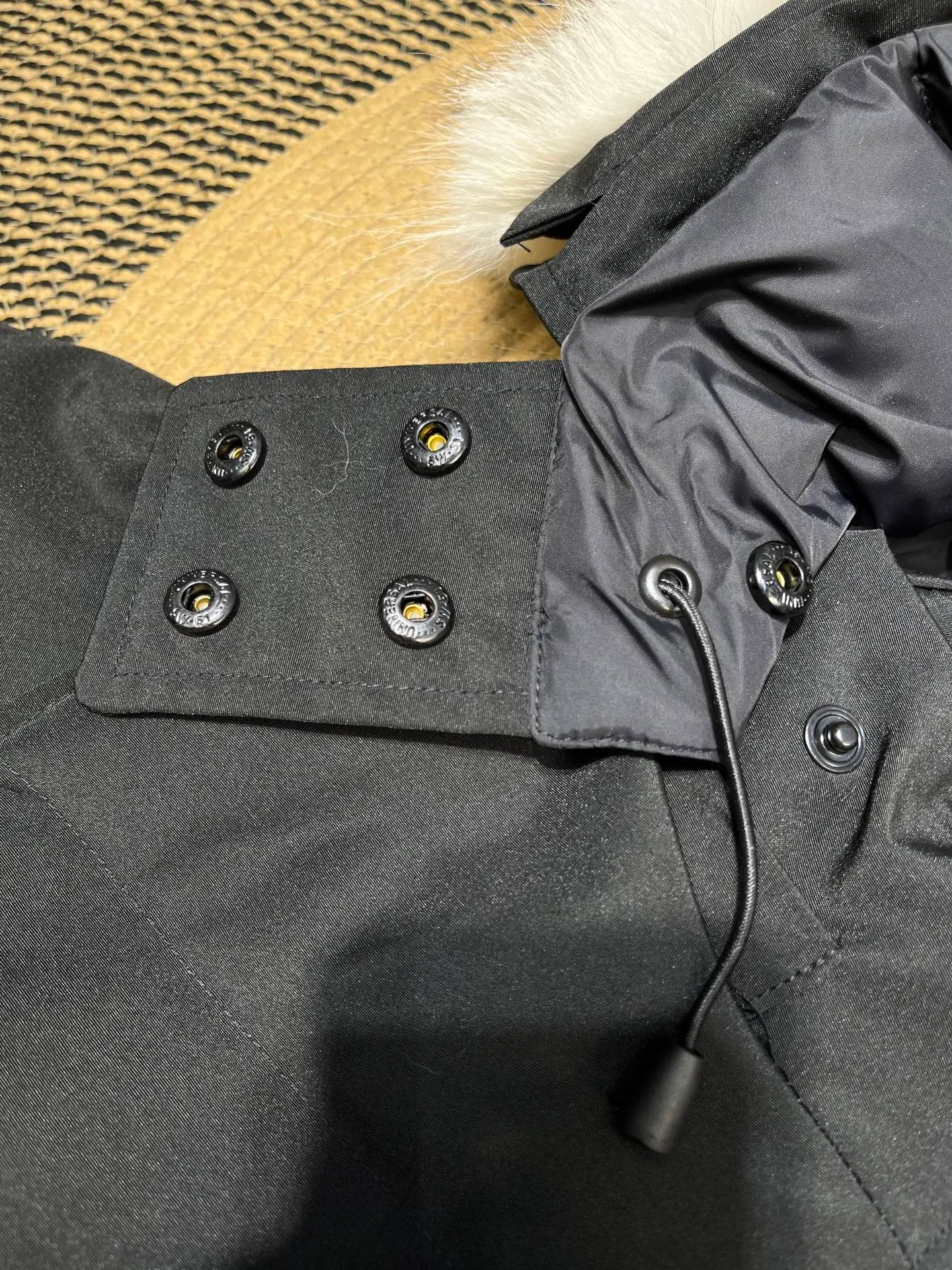 P860 Canada Goose Canada # Expedition04 Parker, a treasure of Canadian origin! Limited supply worldwide! Canada Goose Model 04 is a top-notch couple model, polar cold-proof outdoor series fur collar detachable hooded parka down jacket, the first Goose in 2024. I hope my partners like the top quality, and I hope everyone can evaluate it together! The most popular cool items of the Big Goose family in 2024 are online. The same popular product of Yi Yang Qianxi is said to be a joint limited edition Big Goose that cannot be bought in autumn and winter. If you dislike the sameness of the Big Goose in the past, then this model will definitely give you a different experience! This year's most powerful couple's collection for autumn and winter is online, a top-notch luxurious ready-to-wear style, paired with an outdoor warm down jacket with great style and charm! The most standard and classic items of the Daye family in the past two years are equipped with unique reflective stripes for embellishment, which further shows the high-end fashion performance effect. With the embellishment of hardware buckles, it has excellent performance effect. The upper body is clean, simple and elegant, even for urban leisure. It is suitable for various occasions. Designed with large pockets, this model has a large capacity and is equipped with reflective stripes, making it safer at night. It is suitable for various adventure activities. It is made of windproof and waterproof technical materials. The interior is filled with full white duck down, which is absolutely cold-proof and warm. It also has a stand-up collar design and fine fluff at the collar, with meticulous attention to detail! The charm of this model is also more spiritual, and the upper body has more temperament and specifications. It perfectly shows the ultra-high standard of fashionable performance of this model, integrating outdoor and life, and you can even create high-street wear! The most pinnacle limited-edition goose that we have presented so far, both in terms of design and detailed materials, it is completely outstanding. The grand and evergreen version design is matched with cool reflective elements. The overall appearance can be said to be quite high, and it has that kind of powerful outdoor performance! It combines high-end casual attributes with high-street style. It is high-grade, domineering, warm, and beautiful. The visibility of the upper body is quite strong, and the configuration of the owl element is highly brand-recognizable. It fully complements the overall brand performance and visual effects, and also has the high-end sense of fashion and fashionable performance. It is a must-buy product because it is the most awesome down brand on the planet and one of Canada's three national treasure brands. It is also a sentimental down luxury brand. In the field of polar cold-proof clothing, Goose has made an irreplaceable contribution... Size: xs s m l xl